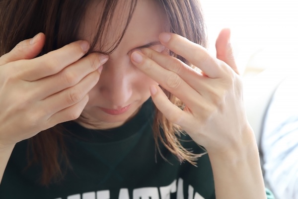 目がつらい人のイメージ