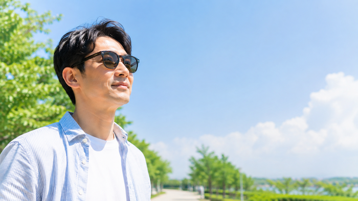 夏の強い日差しと目の紫外線対策のイメージ